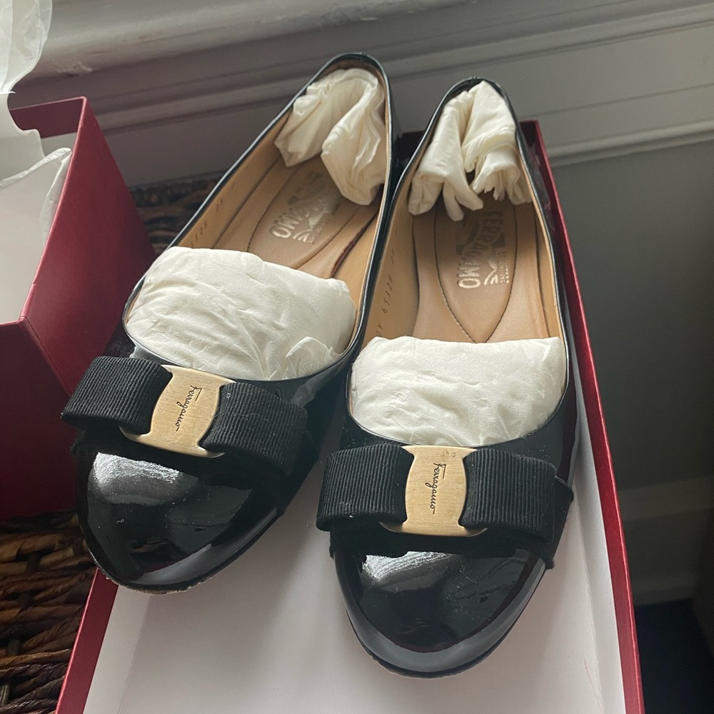 Black Patent leather Salvatore Ferragamo Varina flats size 8